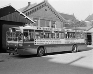 855101 Afbeelding van een stadsbus van het GEVU, met reclame voor de 'Winterdienst 71-72, ingaande 24 oktober', bij de ...